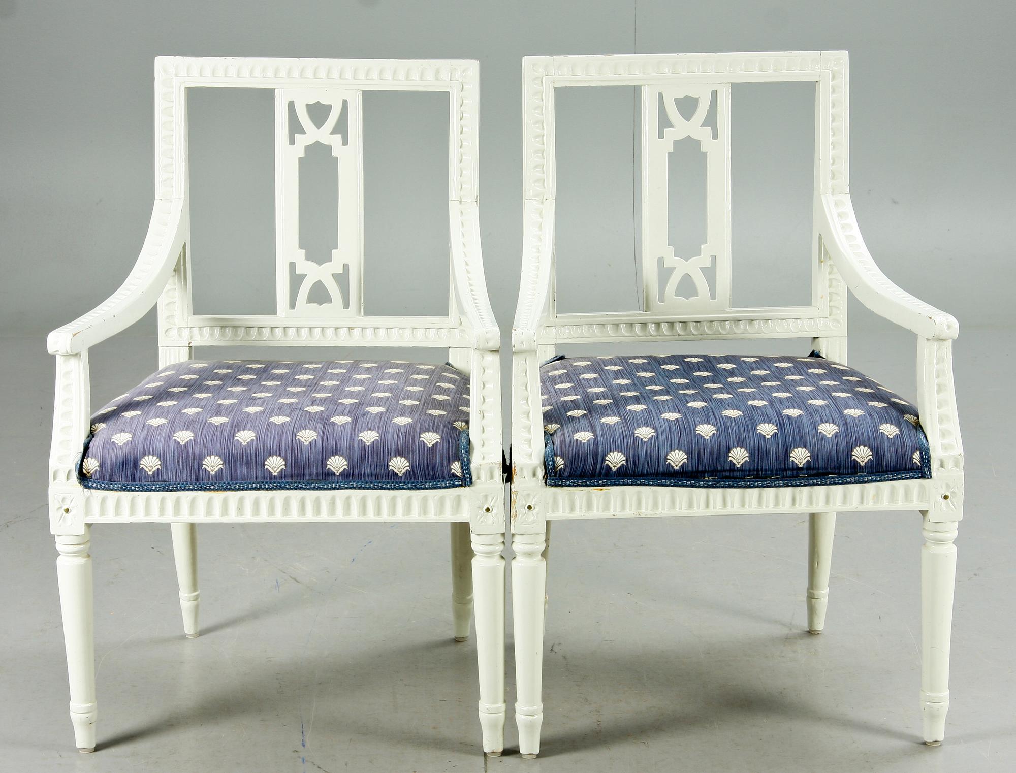 KARMSTOLAR, ett par, sengustavianska provinsarbeten, Lindome, 1800-tal.