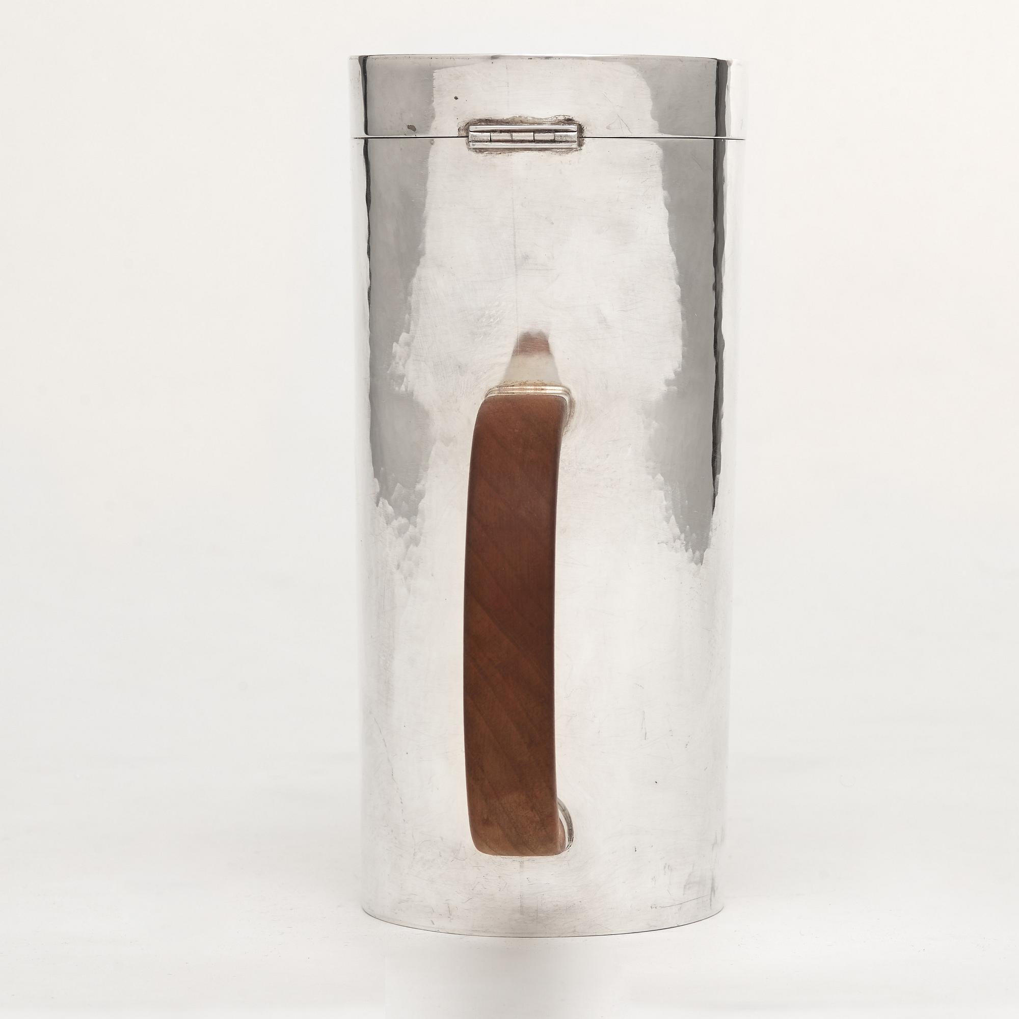 A Sigurd Persson sterling silver coffee pot, Stockholm 1985, executed by the silversmith Lars Munkhammar.