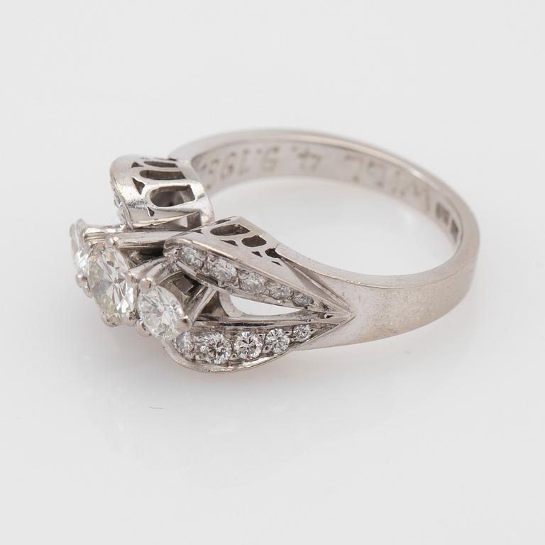 Ring, 18k white gold with brilliant-cut diamonds.