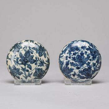 Two blue and white boxes with covers and a dish, Qing dynasty, Kangxi (1662-1722).