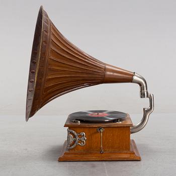 Trattgrammofon, omkring år 1900.