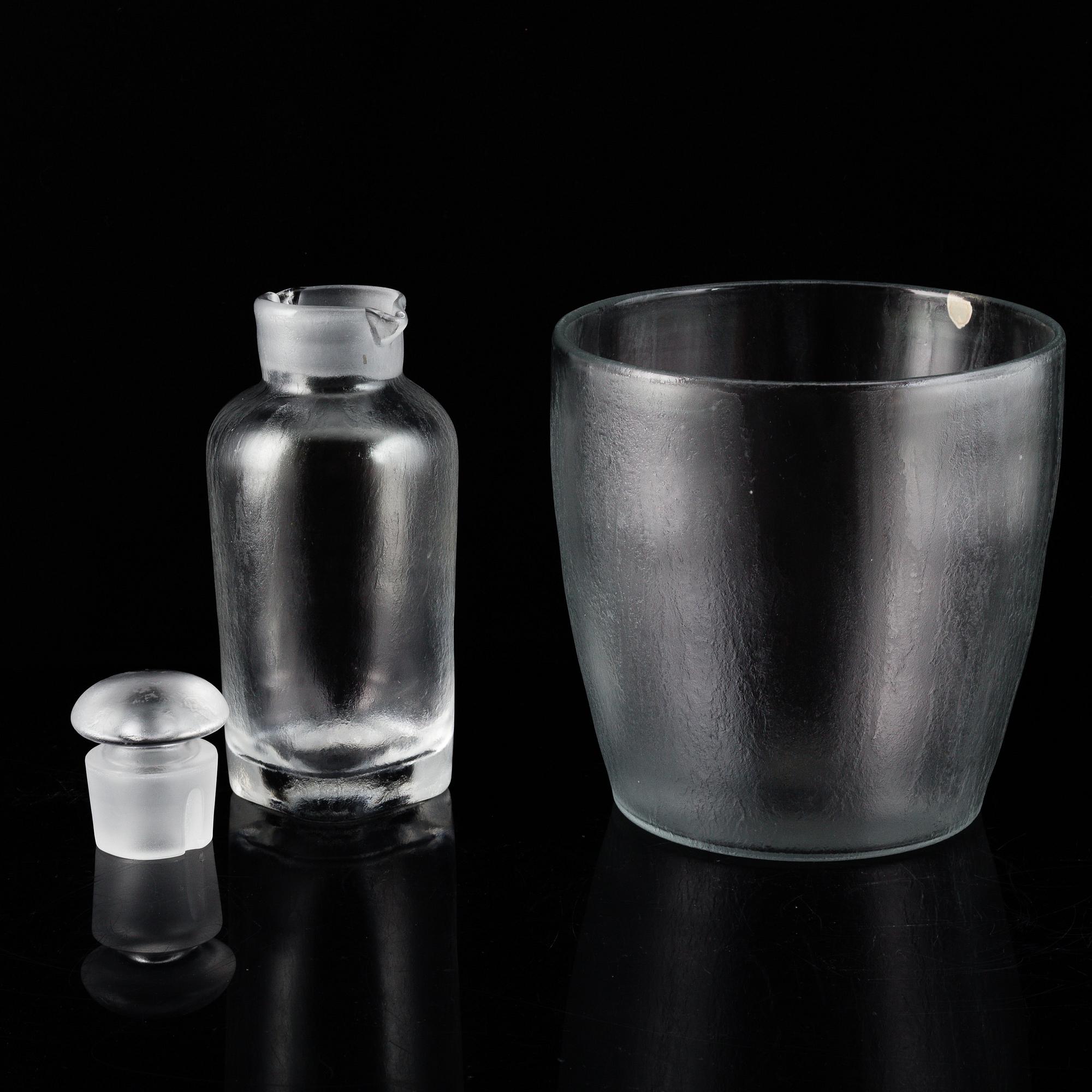 VICKE LINDSTRAND, a 16-piece 'Iced' glass service, Orrefors.