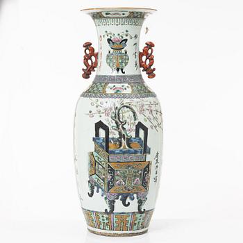 A large vase, China, circa 1900.