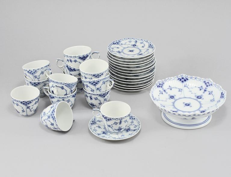 KAFFESERVISDELAR, 14 delar, "Musselmalet", Royal Copenhagen, 1900-talets andra hälft.