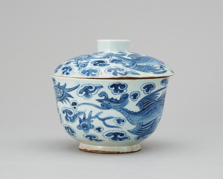 A blue and white bowl with cover, late Qing dynasty.