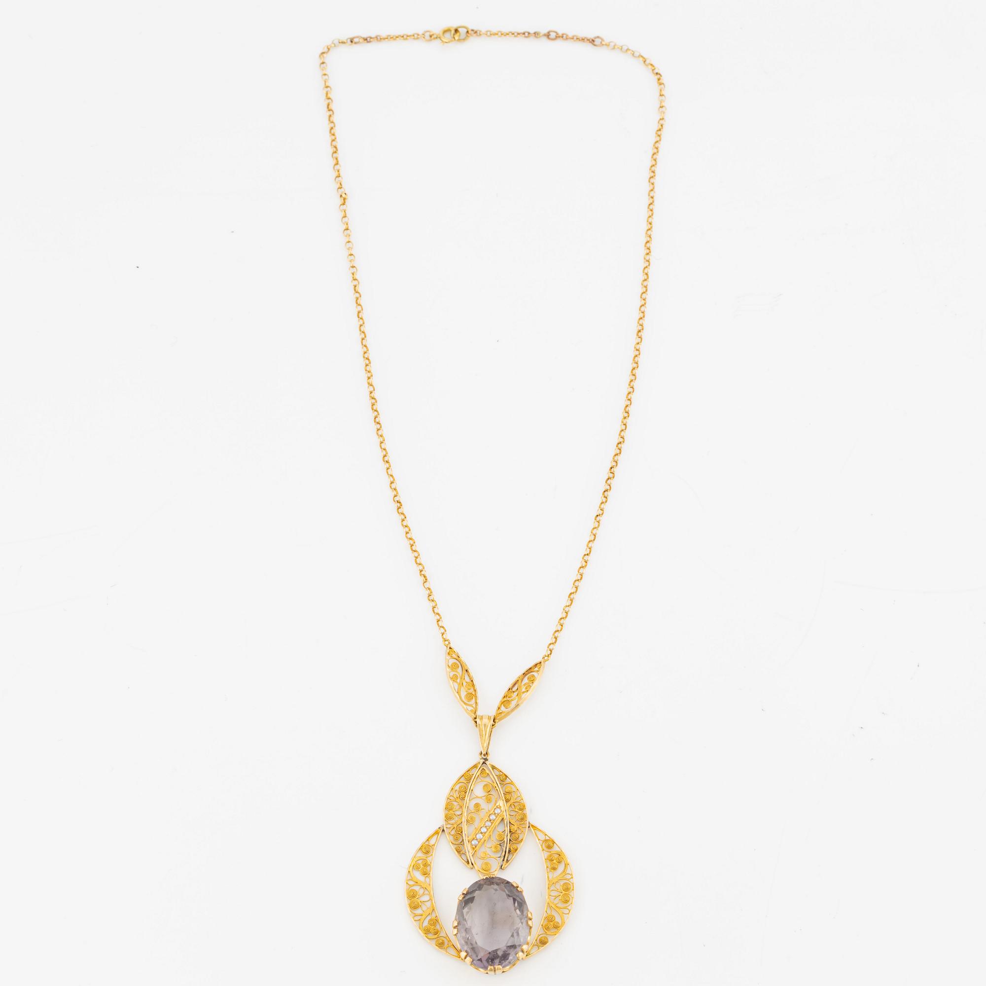 18K gold necklace with an amethyst and pearls.