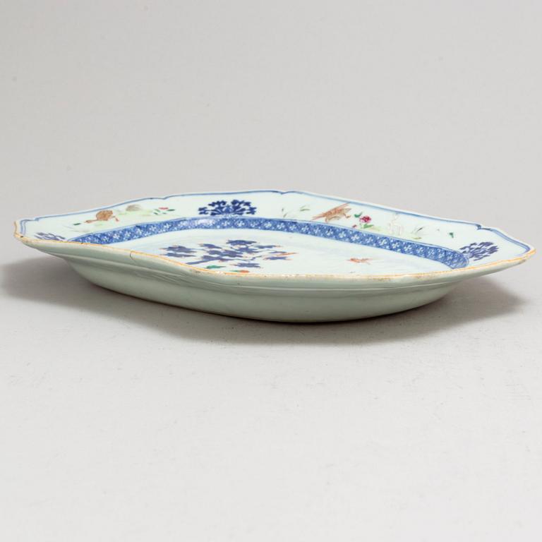 A famille rose and blue and white serving dish, Qing dynasty, Qianlong (1736-95).