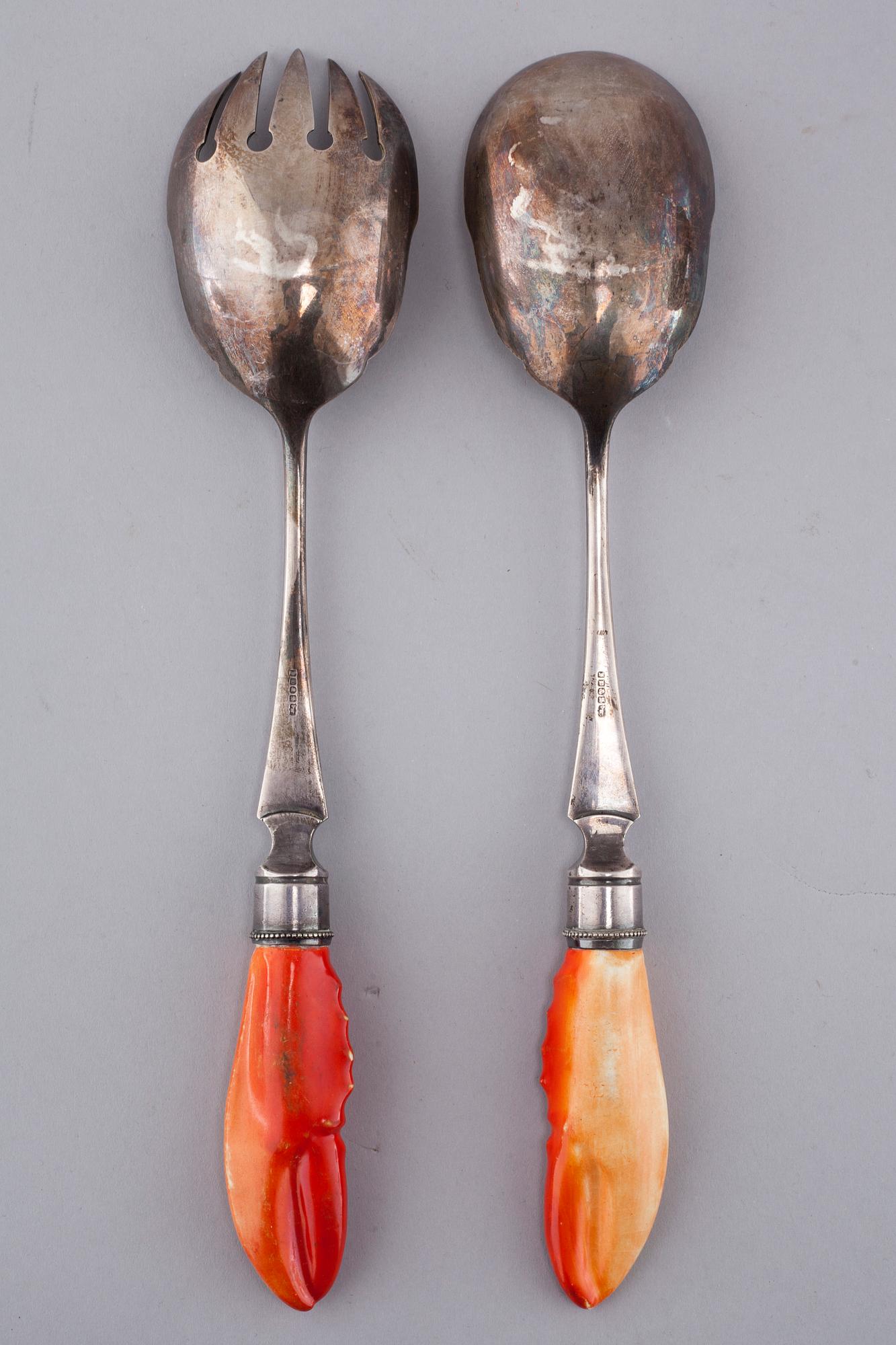 Crayfish bowl and serving tools, England, beginning of 20th century.