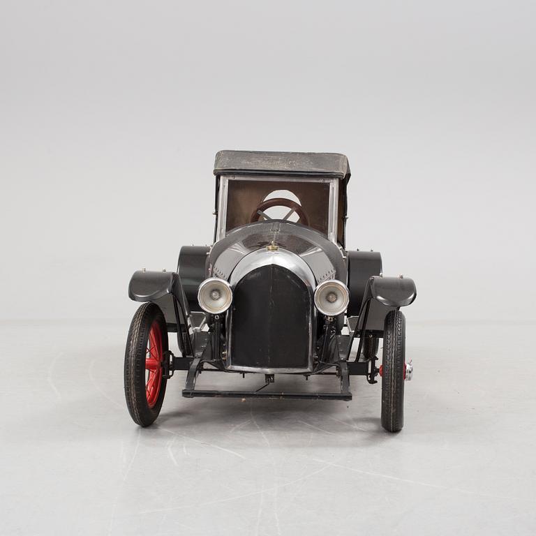 A "Bentley" pedal car by Motorima in Rydaholm, modern manufacture.