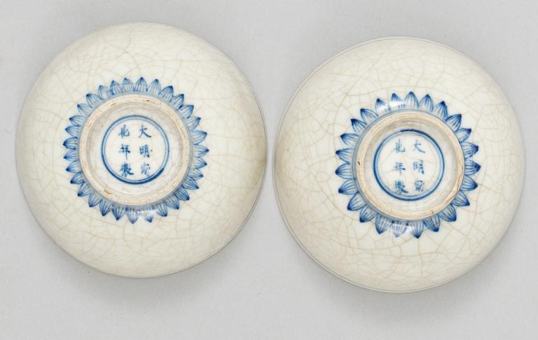 A pair of blue and white bowls, Qing dynasty (1644-1912), with Chenghua´s six character mark.