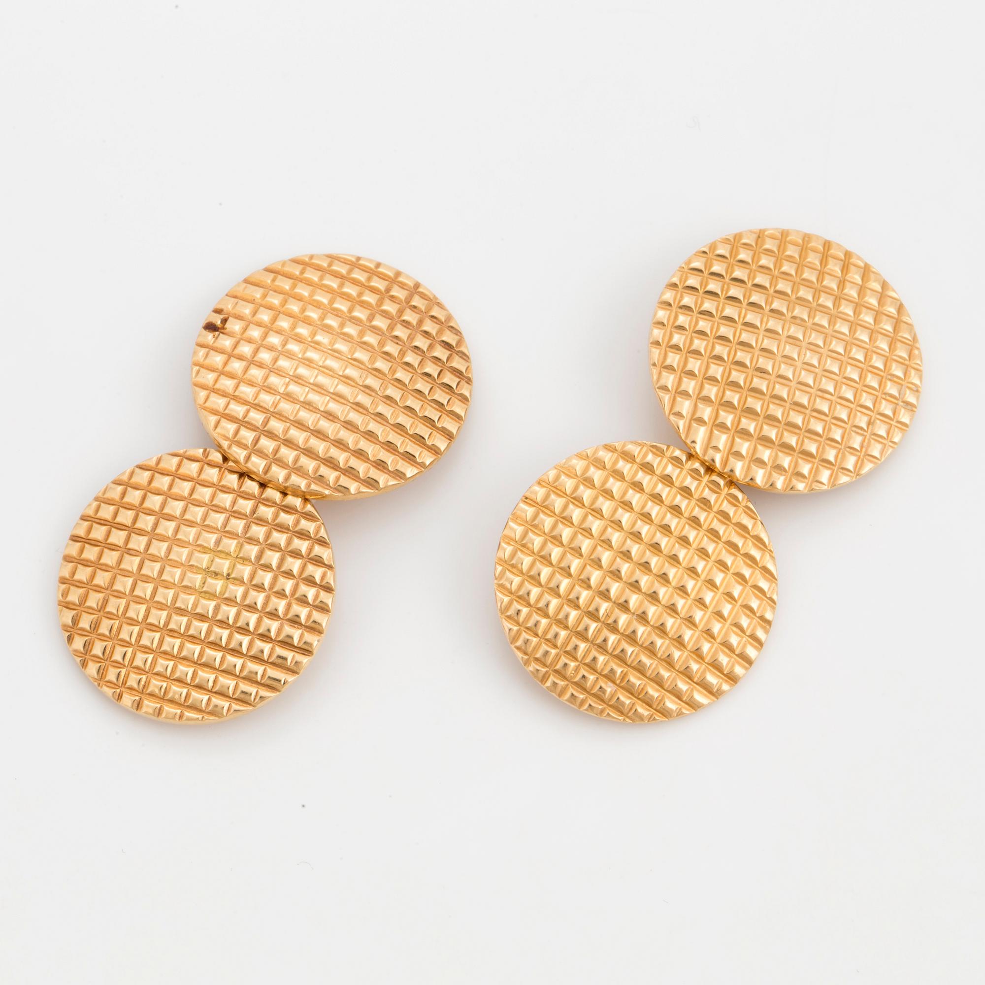 A pair of 18K gold cufflinks.