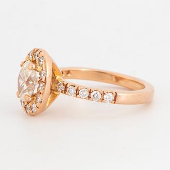 18K rose gold and 1 oval diamond and round brilliant-cut diamonds.