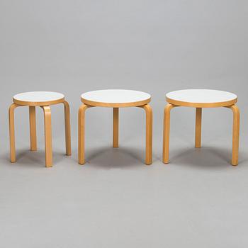 Alvar Aalto, bord, ett par, modellnr 90D, 1900-talets slut och pall, modellnr E60. 2000-tal, Artek.