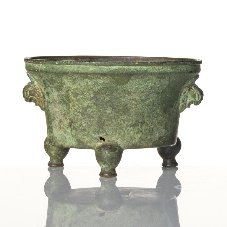 A bronze tripod censer, 17th/18th century.