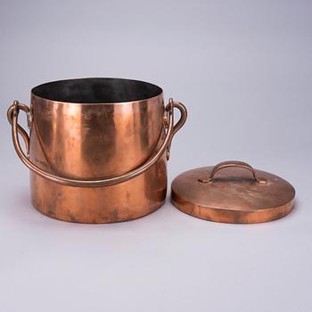 GRYTA MED LOCK, koppar, märkt A.G.G., 1800-tal.
