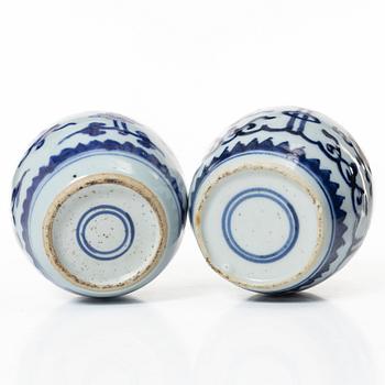 Two similar blue and white porcelain tea jars, China, Qingdynasty, 18th century.