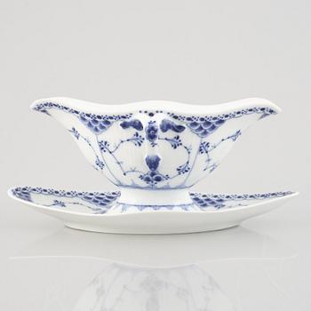 Såsbåt / såsskål, porslin, Royal Copenhagen, "Musselmalet", modell 585, 1898-1923.