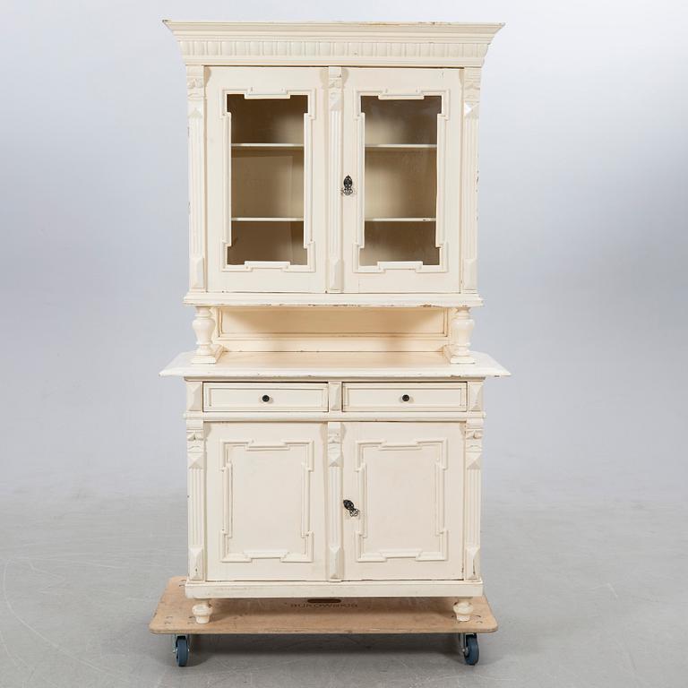 Vitrinskåp, 1900-talets första hälft.