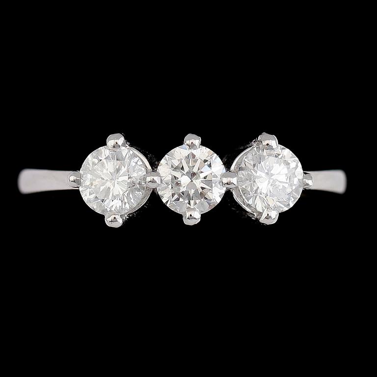 RING, 18K vitguld, briljantslipade diamanter tot ca 1.22 ct. Vikt ca 5 g.