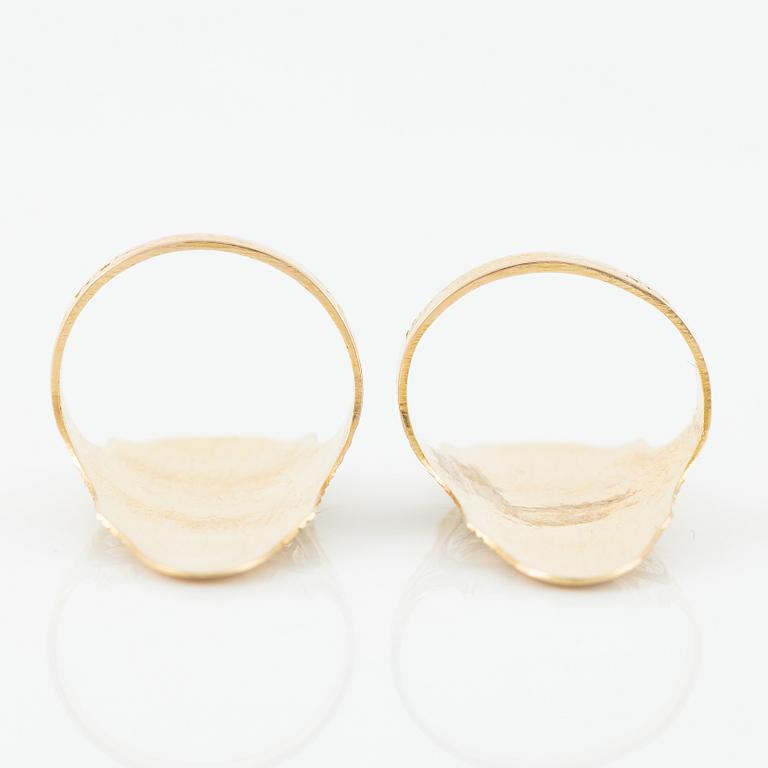 Thimble, finger guard and two rings, 18K gold, with fitted case.