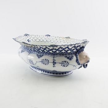 Jardinière "Musselmalet helblonde" Royal Copenhagen Denmark early 20th century porcelain.