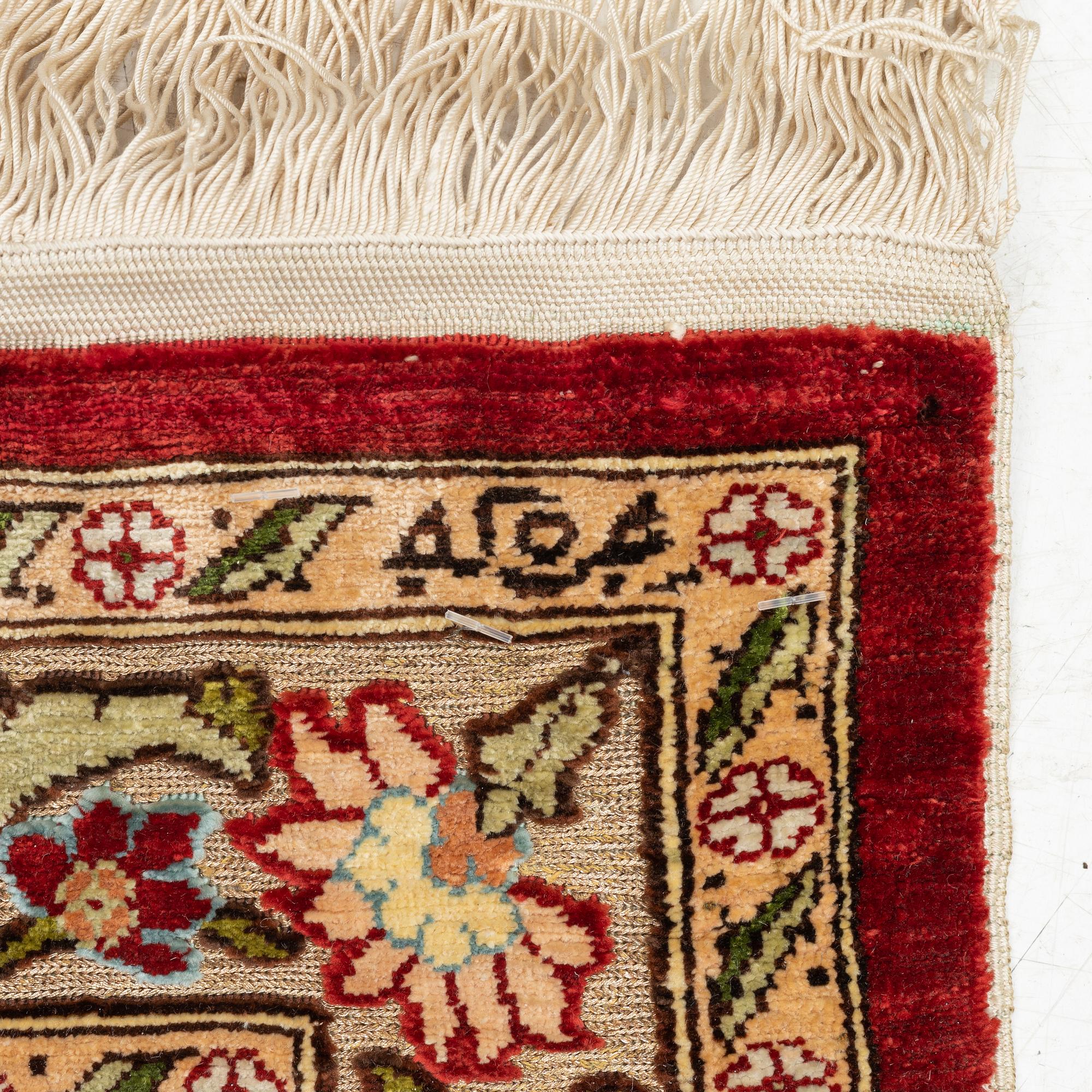 Mattor, två st mindre Hereke, silke.64x44 och 46x43 cm.