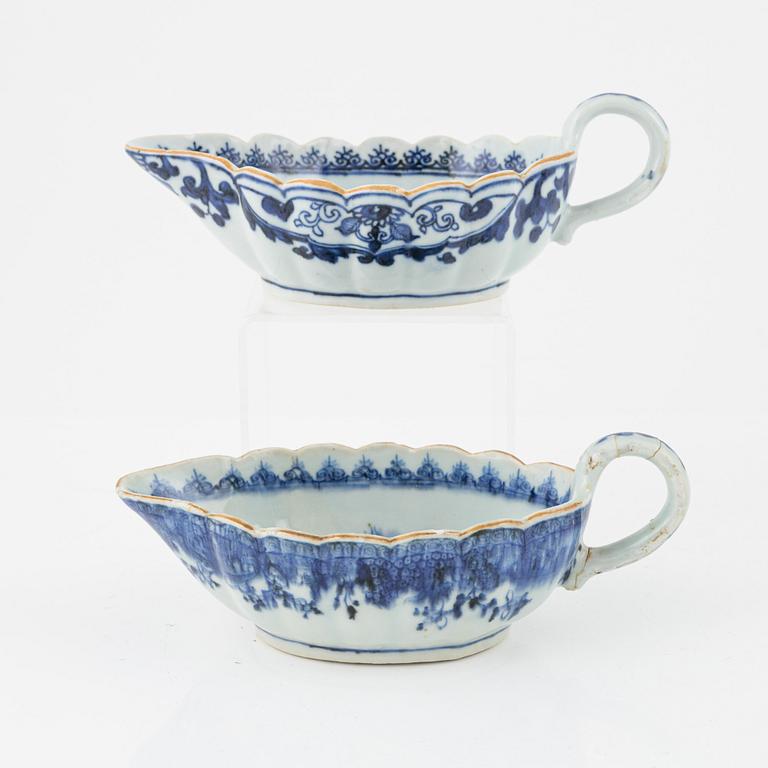 Five blue and white porcelain pieces, China, Qing dynasty, 18th-19th century.