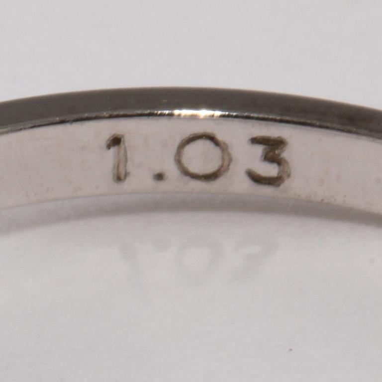 RING, 18k vitguld med briljantslipad diamant, 1.03 ct. Vikt 3 g.