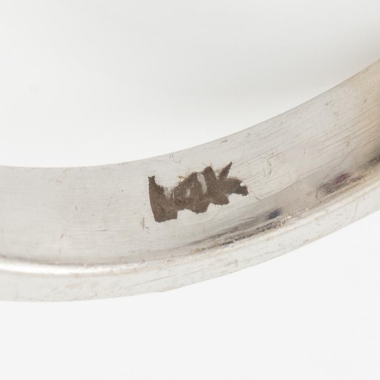 Ring 14K vitguld med navetteslipade safirer, rubiner och briljantslipade diamanter.