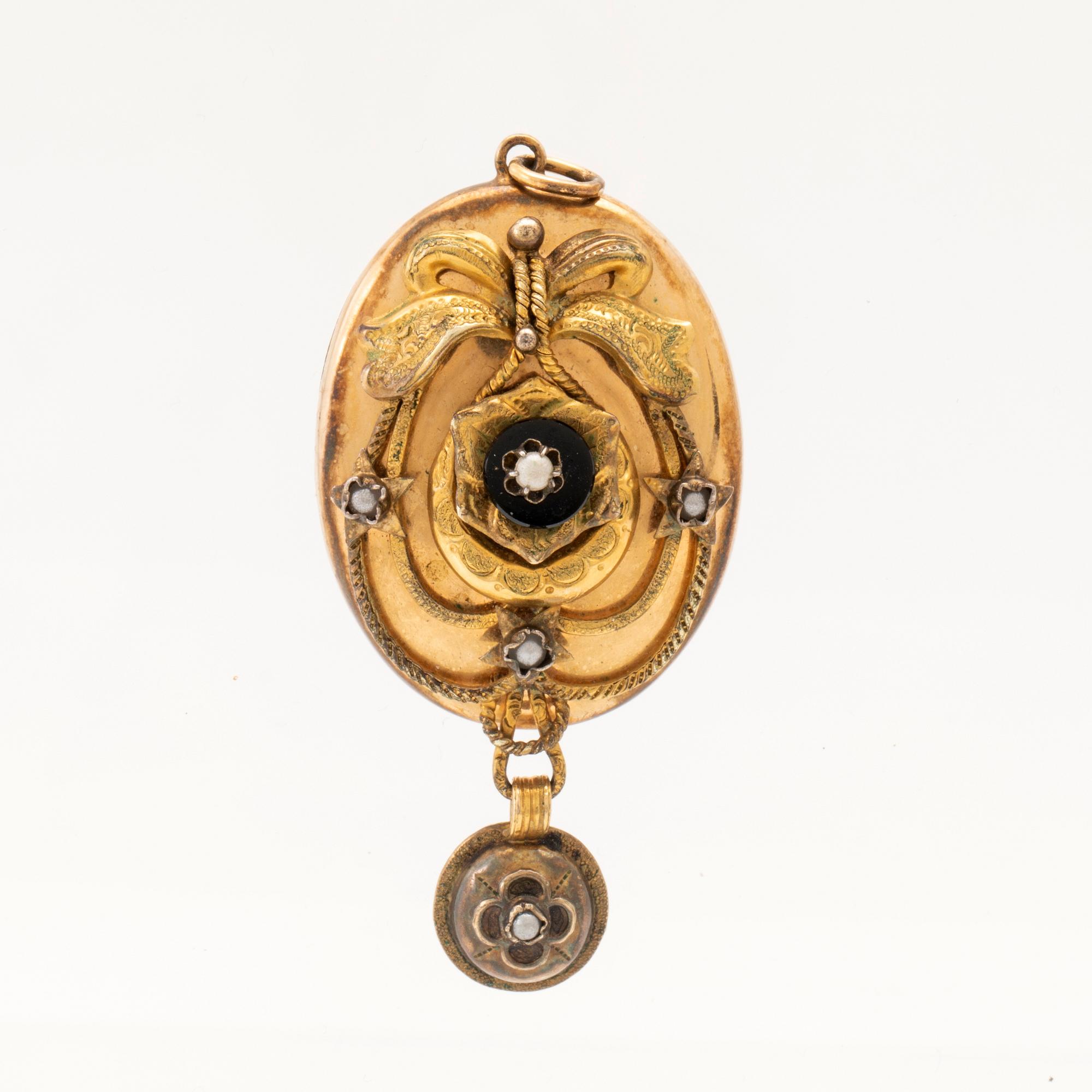 Pendant photo locket in 8K gold and silver.