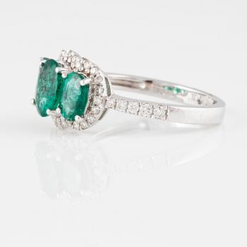 RING, 18K vitguld med briljantslipade diamanter ca 0.25 ct samt 3 ovalslipade smaragder ca 1.50 ct. Vikt 3,1 gram.