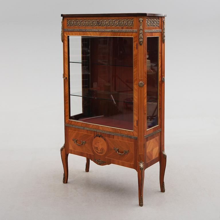 VITRINSKÅP, gustaviansk stil, 1900-talets mitt.