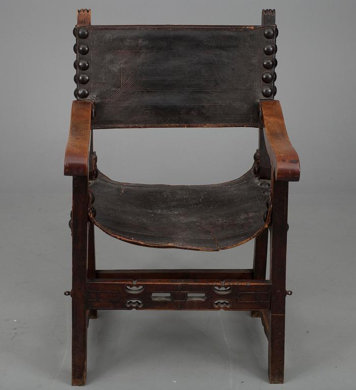 STOL, "Sillón de fraileros" skinn samt trä, Spanien 1600/1700-tal.