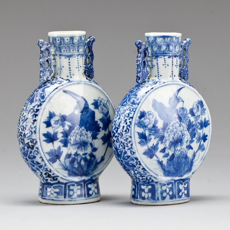 PILGRIMSFLASKOR, ett par, porslin, Kina, sen Qing.