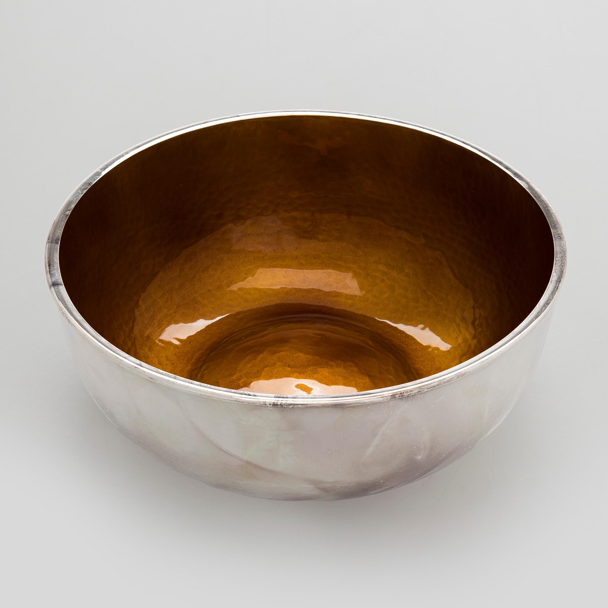 A. Tillander, malja, sterlinghopeaa ja emalia. Turku 2005.