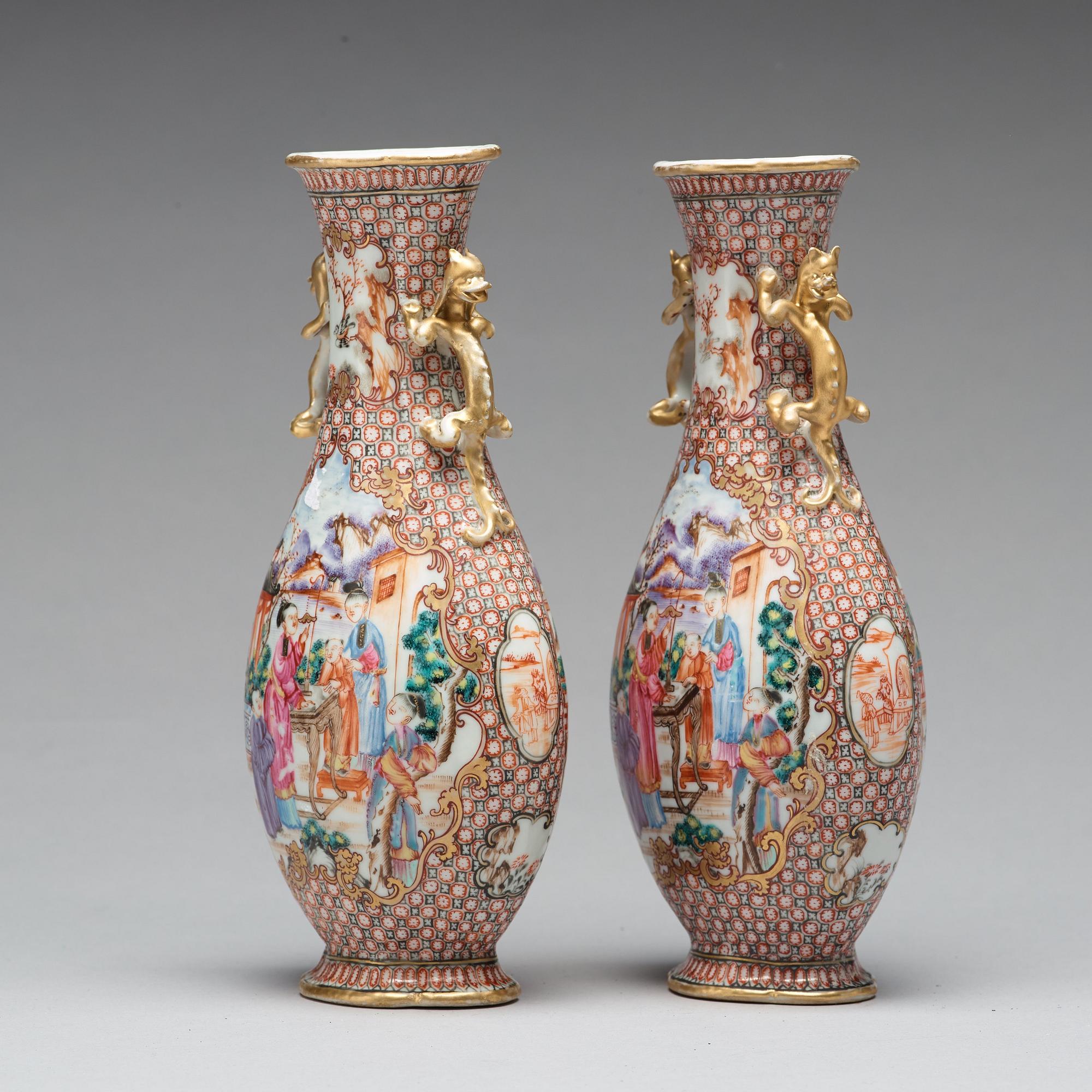 VASER, ett par, mandarinporslin. Qing dynastin, Qianlong (1736-95).