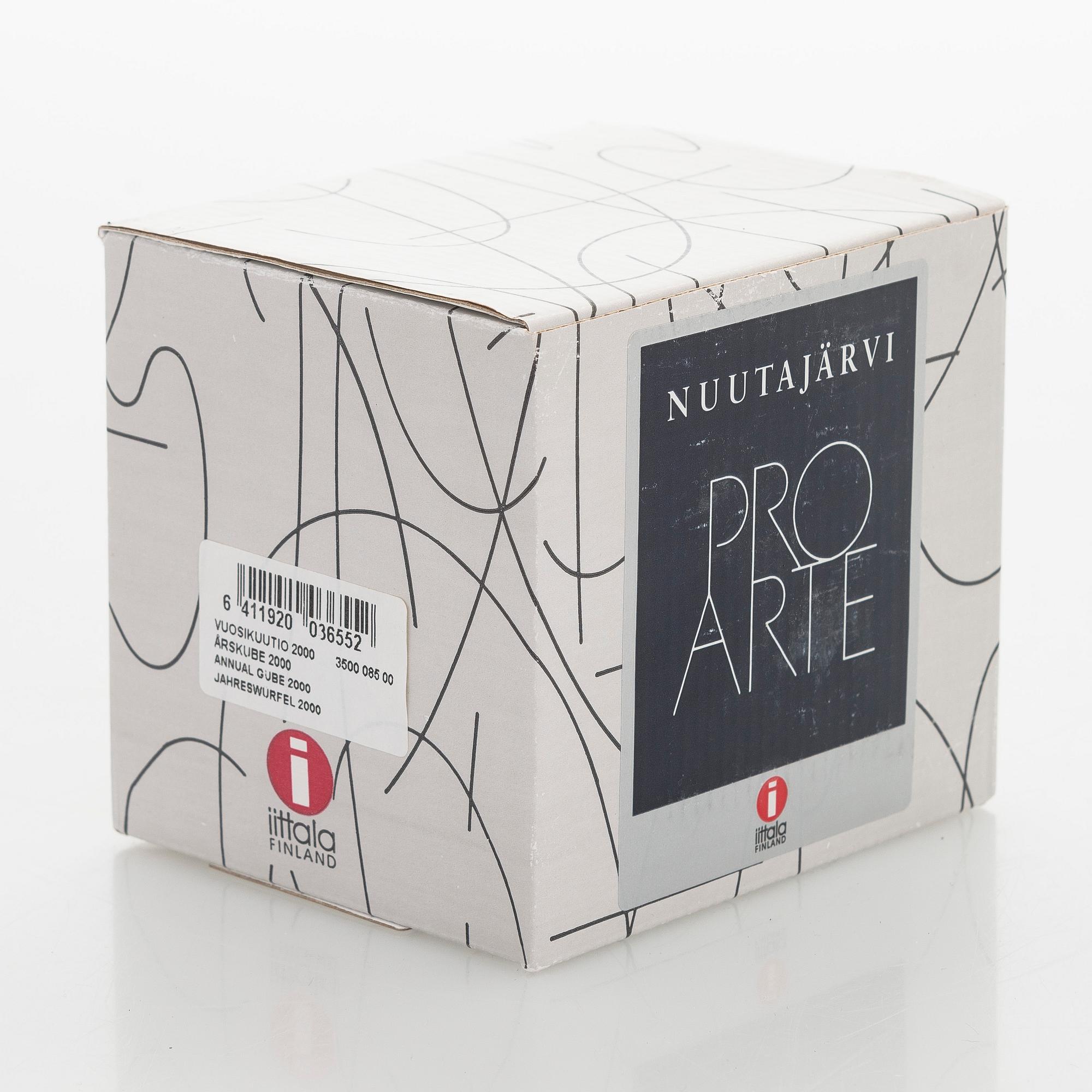 Oiva Toikka, årskub 2000, signerad Oiva Toikka Nuutajärvi 2000, 956/2000.