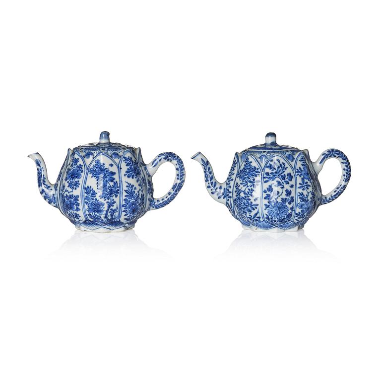 A pair of rare blue and white lobed teapots and covers, Qing dynasty, Kangxi (1662-1722).