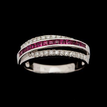RING, 14 k vitguld med briljantslipade diamanter ca 0,13 ct samt fasettslipade rubiner. Vikt ca 3 g.