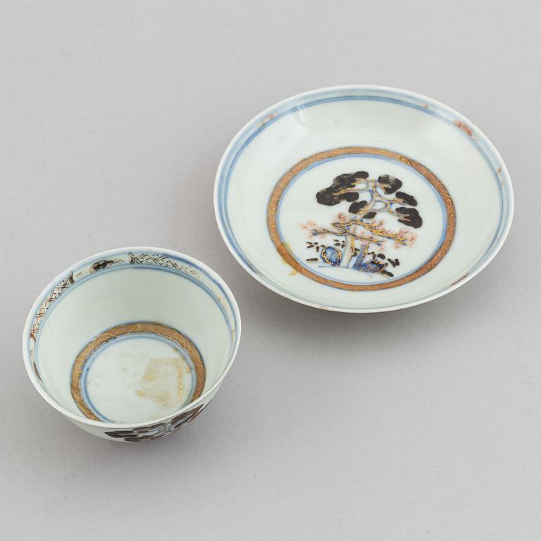 A ship wreck tea cup with stand, Qing dynasty, 18th Century.