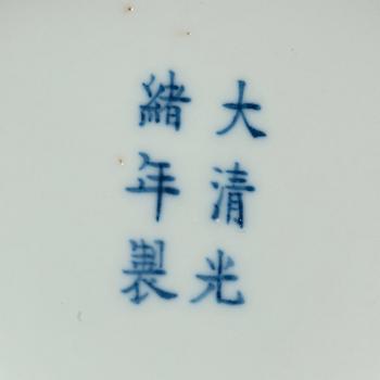 SKÅLFAT, ett par, porslin. Qing dynastin, med Guangxus märke och period (1874-1908).