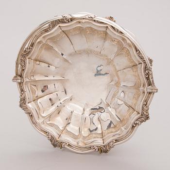 AN ENGLISH SWINGHANDLE BASKET, silver, London 1828.