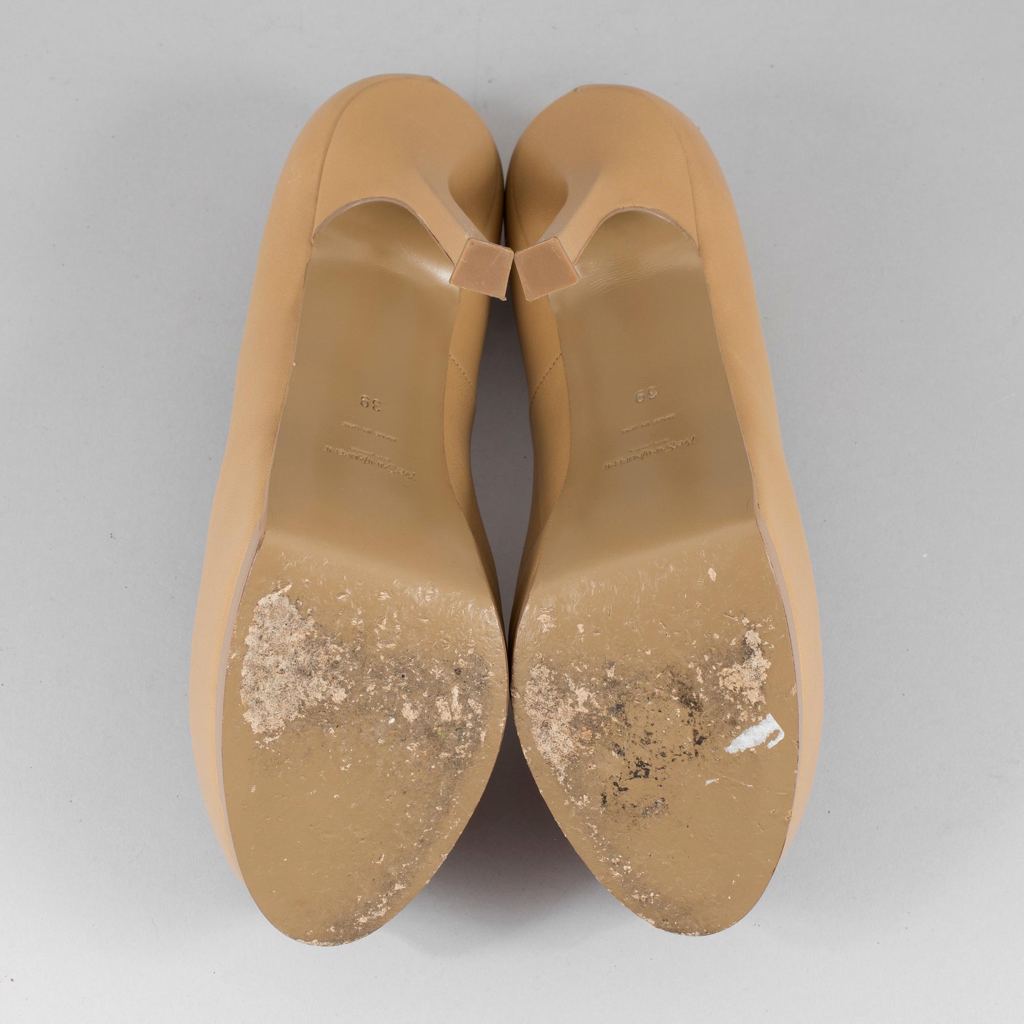 A pair of Yves Saint Laurent high heel shoes, size 39.