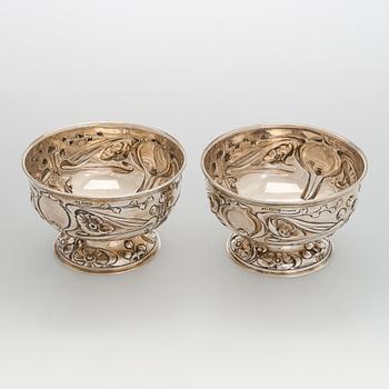 A pair of sterling silver bowls, M&W Sheffield, 1902.