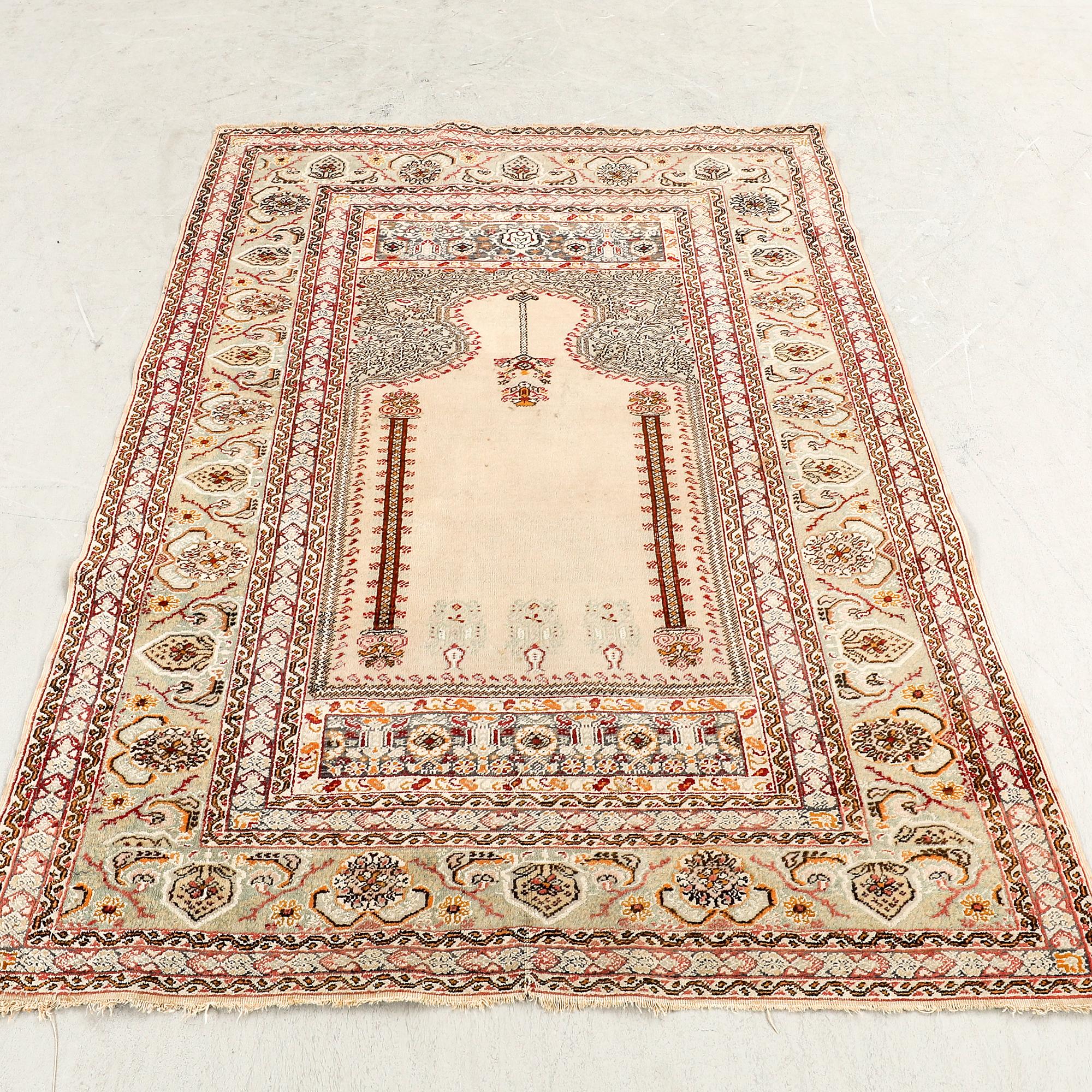A semiantique/antique Ghiordes carpet ca 178x123 cm.