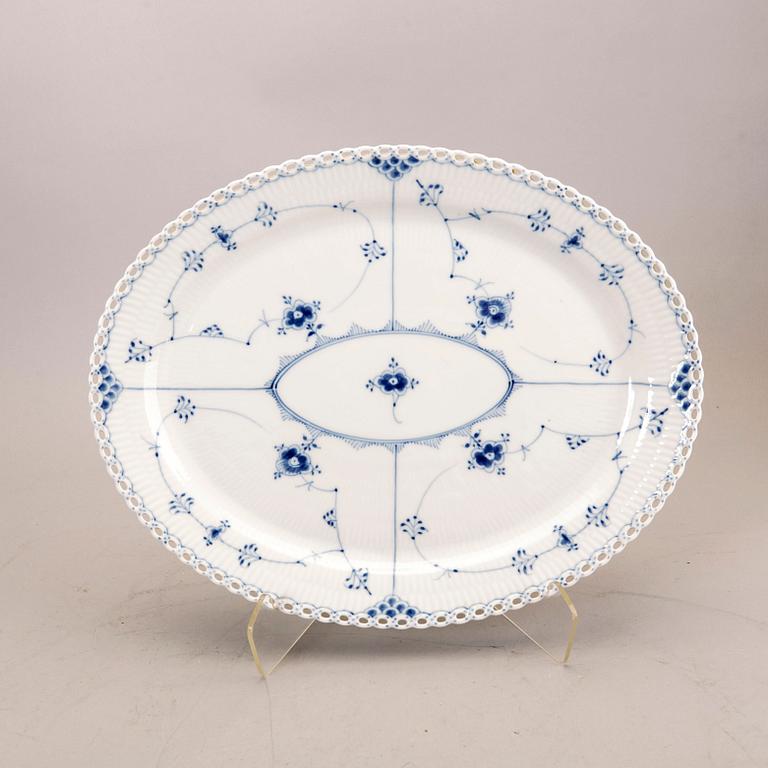 A 44 pcs Royal Copenhagen "Musselmalet" dinner service, Denmark, later part of the 20th century.