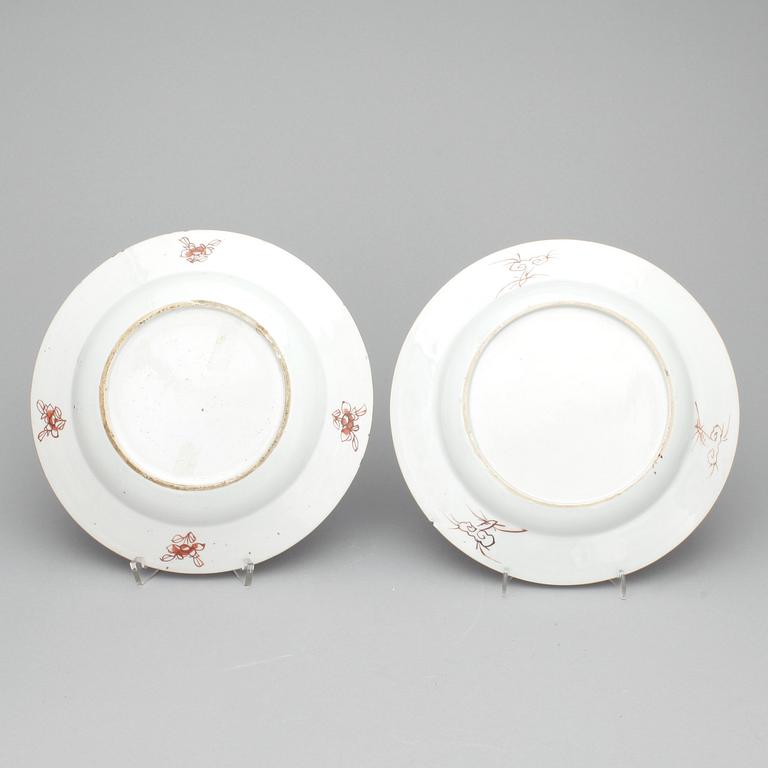 TALLRIKAR, ett par +1 +1, porslin, Kina, Qianlong (1736-1795).
