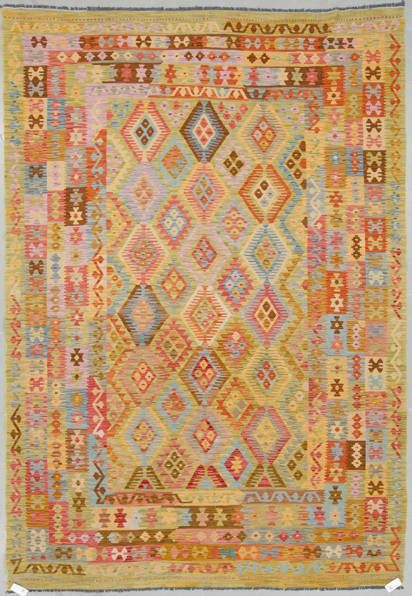 MATTA, Kelim med växtfärger. Ca 346x235 cm.