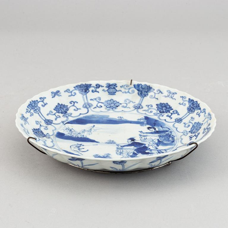 A blue and white dish, Qing dynasty, Kangxi (1662-1722).