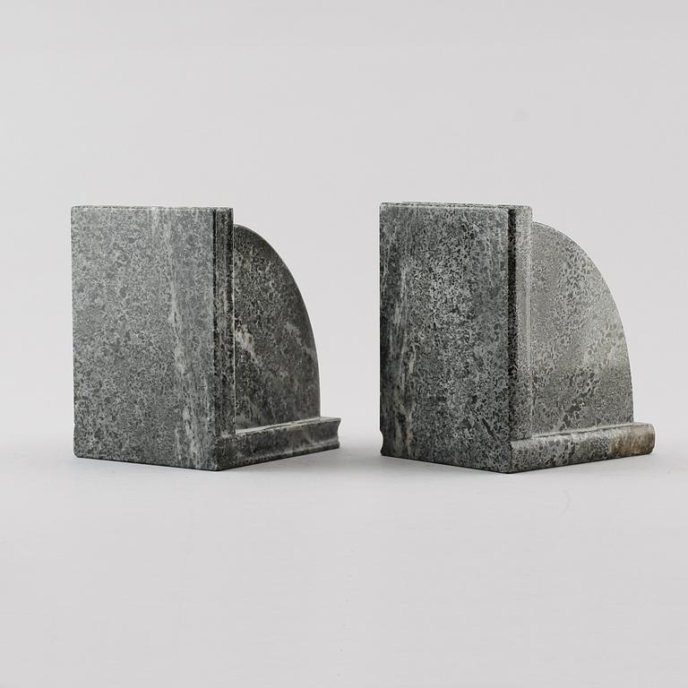 BOKSTÖD, 1 par, kolmårdsmarmor, 1900-talets andra hälft.